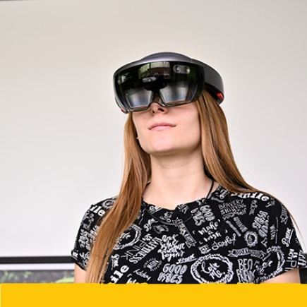 Girl with virtual reality goggles © AmLab 
