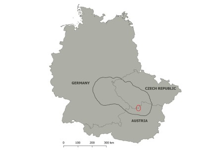 Böhmisch-Bayerisch-Österreichische Luchspopulation (schwarz) und Gebiet von Luchsin Svit (rot) 